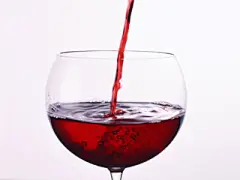 酒水与酒杯特写高清壁纸 #采集大赛#