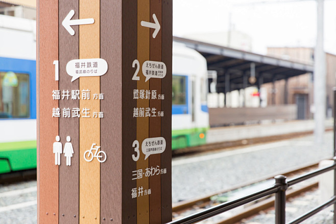 日本铁道车路站导视设计 © goodmo...