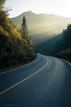 蜿蜒的山间马路海报背景jpg背景图_新图网 https://ixintu.com 蜿蜒 山间 马路 海报 背景