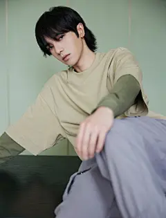 华晨宇超话 @华晨宇yu 今日在上海出席品牌活动，一身运动穿搭清爽简约。盎然春日，跟随代言人一起畅享活力时光～ ​​​​