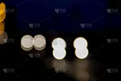 夜景模糊了车灯