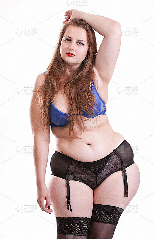 穿着彩色亚麻衣服的肥胖少女
