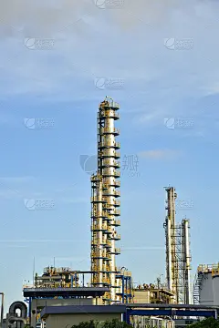关闭炼油厂的管道和蒸馏罐