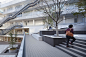 东京理工大学中野校区 Tokyo Polytechnic University Nakano Campus by studio on site : studio on site ：东京理工大学中野校区由分散在当地的多个场所组成。由于中野本身是一个狭窄的住宅区，大学建筑必须分散在现有的土地上。我们承担的项目是最大的场地，有三座建筑围绕庭院。这是为人员密集的城市校园里的学生和工作人员设计的一个宝贵的开...