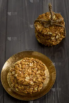 易碎的花生或花生，带锯齿或加杂