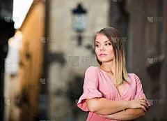 女孩走在巴塞罗那的街道上_5237597606
