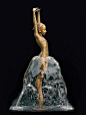 波兰艺术家庭 Malgorzata Chodakowska 的作品 使用青铜和水的美丽结合 让整个雕像有了生命一样