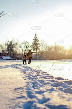 男孩和爷爷在享受雪。快乐的男孩爷爷有冬天的乐趣