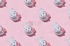 复活节春天贺卡与兔子兔子在粉红色的背景。污染环境。无缝模式。适用于墙纸、纺织品、海报、书皮、明信片等