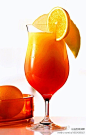 【特基拉日出】又称龙舌兰日出~色彩鲜明，由黄逐步到红，像日出时的颜色~材料：特基拉酒1盎司橙汁石榴糖浆1/2盎司少许冰块柠檬片。做法：在杯中加适量冰块，加特基拉酒，兑满橙汁，沿杯壁放入石榴糖浆致杯底后自然升起呈太阳喷薄欲出状，装饰柠檬片~[心]~