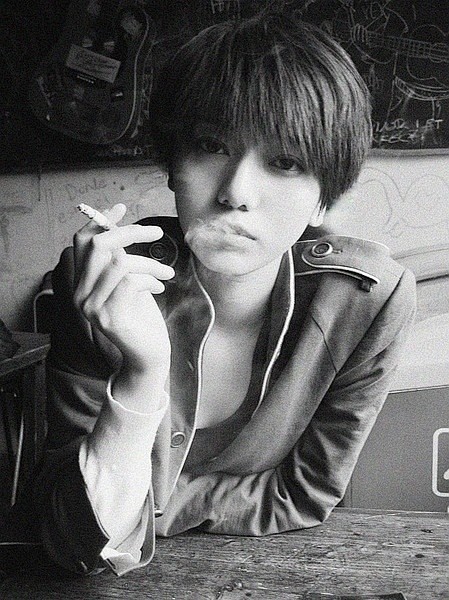 盖文张好看的女人剪短发抽烟以及眼神很酷的女孩知美网知美找到真正