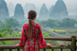 郊外旅游俏皮女孩背影