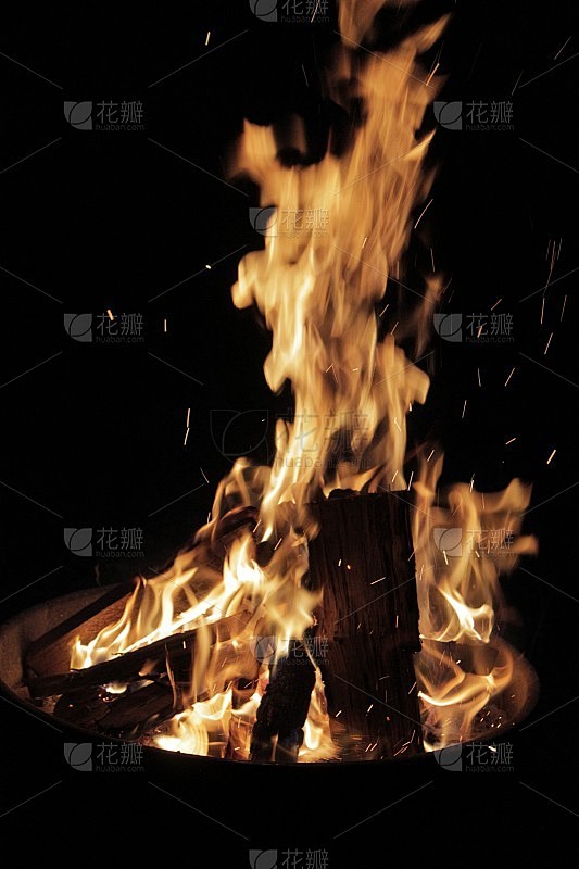 温暖的，温暖的夜晚炉火里的火