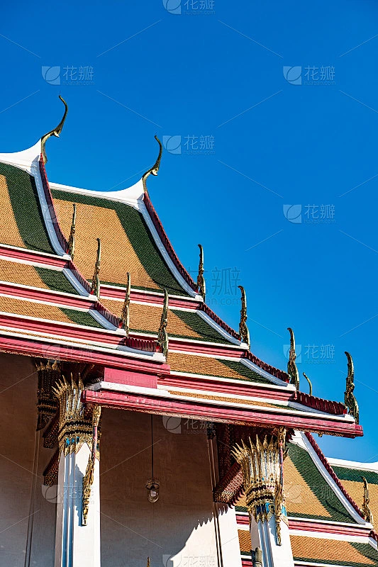 一座佛教寺庙的五颜六色的屋顶素材-花瓣网