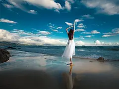 写给海洋 唯美海边沙滩 白色裙子美女舞蹈桌面壁纸