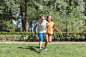 美丽快乐的孩子们在公园草地上奔跑