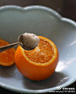 【盐蒸橙子】最好的止咳方法~做法： 1、彻底洗净橙子，可在盐水中浸泡一会儿； 2、将橙子割去顶，就象橙盅那样的做法； 3、将少许盐均匀撒在橙肉上，用筷子戳几下，便于盐份渗入； 4、装在碗中，上锅蒸，水开后再蒸大约十分左右； 5、取出后去皮，取果肉连同蒸出来的水一起吃。