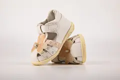 可爱蝴蝶结防滑凉鞋童鞋儿童用品摄影图