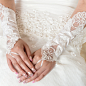 这款露指手套为中长款

两端的蕾丝+钉珠非常秀美

缎面与蕾丝的结合调节了重量感

适合各种风格的婚纱哦~
