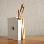 Hanabunko是一款外形酷似书本的小花瓶，由日本设计师Fumiaki Goto 所设计，其名字Hanabunko是花的意思，这样一款花瓶会给您的生活添加几分情趣。戳：http://t.cn/RvMqbwG