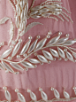 #服装# 晚装，1830年，英国，柔美的粉色欧根纱与藕色绸缎，上衣与袖子打褶，裙子上用仿制珍珠缝缀出精巧的图案，扎一条象牙色缎子腰带，非常有少女感~ ​​​​