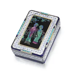 1920年代女士梳妆盒、香烟盒、火柴盒丨#ART DECO#装饰艺术风格珠宝绝对是欧美珠宝设计史上浓墨重彩的一笔，世界各大民族的审美和工艺都能集大成的在装饰艺术时期的珠宝上找到蛛丝马迹，瑰丽华彩，为了便于女士在社交场合抽烟、化妆方便且优雅，这一时期出现了大量珍贵的作为女士配饰出现的梳妆盒、香烟 ​​​​...展开全文c