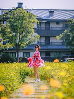 无锡灵山小镇拈花湾花海拍照攻略和服写真 : 最近拍的客妹颜值都太高了吧， 又是可可爱爱的小仙女‍♀️一枚～ 一年有大半年都在拈花湾拍照的自由摄影师老郭， 今天要把湾里拍照位置最佳的几个点分享给宝宝们， 赶紧让你们的蓝朋友们学起来啊， 国庆必