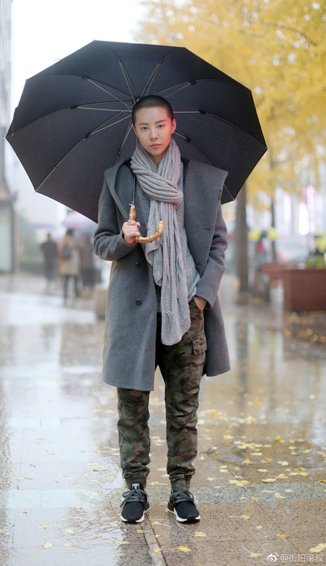 11月29日街拍更新，这个妹子一看就是个...