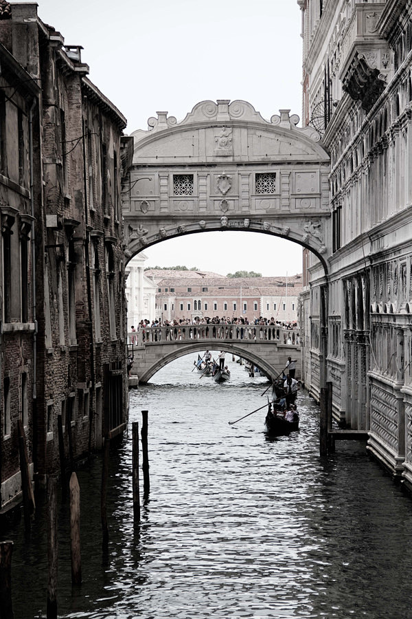 威尼斯叹息桥建于1603年，因桥上死囚的...