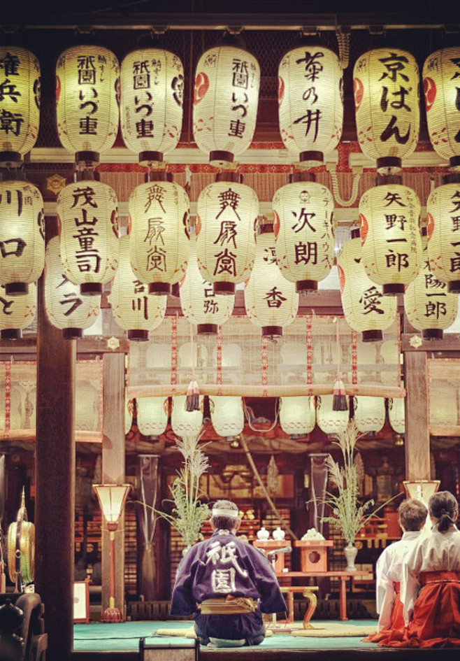 祇園祭--7月16-17日，京都著名盛会之一，祇園节，城镇的旧式家庭在屋檐下挂着神灯、青帘，铺上席子，装饰鲜花，竖起屏风，给节日增添光彩；在京 ...