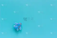儿童的玩具飞机在蓝色的纸背景。复制空间顶视图模板的明信片，文本或您的设计