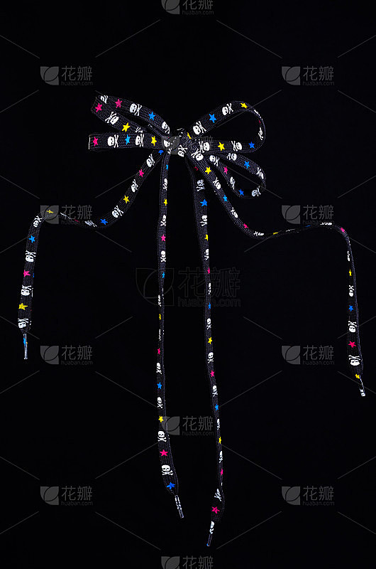 悬挂在黑色背景和多色灯的绳子。