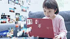 亚洲小女孩用笔记本电脑看视频。数字内容。社交网络服务。流媒体视频。通信网络。