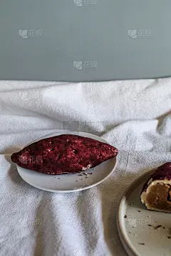 烤甘薯，由麻糬面包和紫薯馅儿制成。食品摄影概念为背景