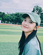 章若楠私服穿搭✨绿色圆领卫衣下搭格纹短裤 随性甜美 ​​​​