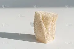 丝瓜天然海绵在白色背景上。