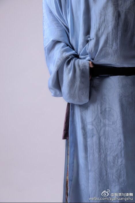 【唐】藍色纏枝葡萄紋綾圓領袍