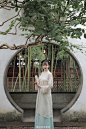 苏州约拍超话#曾记楼头一醉##若颖的客片##若颖的妆造# 兰若庭汉服超话
叩门惊有客  
        想亦为幽寻

出镜客妹@我不是谁的四月天
妆造/摄影/后期 @溪木若颖
汉服：兰若庭 海棠春@兰若庭汉服 ...展开全文c