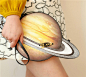 【超个性的土星包包】一款以土星为设计原型的包包，从弯曲的大气带状结构，到周边的土星环，全都完美再现，非常适合宇宙迷使用，极为个性。