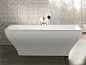 易美居选材发现浴缸有白色和黑色的两种饰面，配合Villeroy&Boch唯宝出产的高性能浴缸龙头，将浴室变成一个感官优雅的高端洗浴空间。