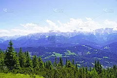 巴伐利亚加米施-帕滕基兴附近的万克山峰。从山上俯瞰周围的风景。