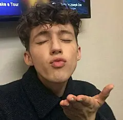 #欧美头像册# #Troye Sivan# #欧美头像# #男生头像# 我戳爷第一张图表情包叫真想送你们一个么么哒，喜欢点赞
