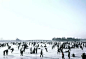 1984年，中国北京市的昆明湖内，当时盛行的滑冰活动。