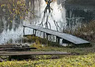 湖岸设有木桥人行