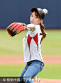 歌手金智淑为棒球比赛开球 动作有模有样