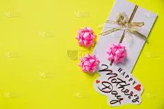 创意创意，母亲节祝福语。模型为积极的想法。为可爱的，情绪化的，感伤的文字，引用或语录空的地方。母亲节