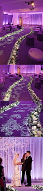 #Purple Wedding# 整体紫色环境光，灯光投射到仪式通道的雪花，和发着亮光的路引，营造出仙境般的仪式场地。你喜欢这样的婚礼吗？（我们都是紫色控@紫色潮流控，http://lilacko.lofter.com，微信号：LilacKo）