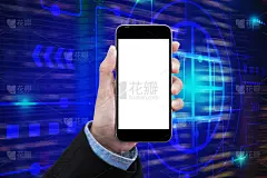 商务女性展示一款以物联网技术和大数据概念为技术背景的白屏智能手机。