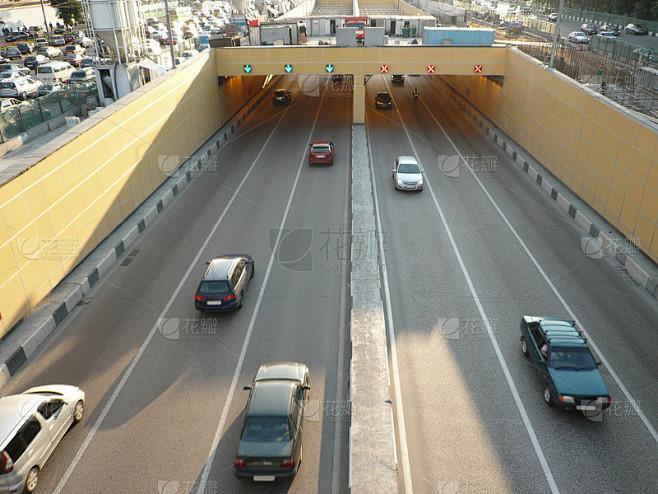 桥下公路隧道