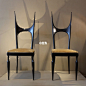 分享一百把好看的中古椅子18Pozzi E Verga : ⚫ Elegant Pair Of Chairs Pozzi E Verga   意大利 ca 1950 - Pozzi e Verga 这是一对优雅的椅子，椅子的前腿和靠背的特殊造型，带着中世纪的调